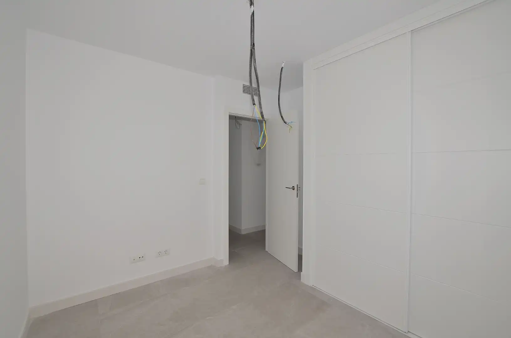Bedroom of Flat for sale in Fuengirola  with Air Conditioner, Terrace and Storage room