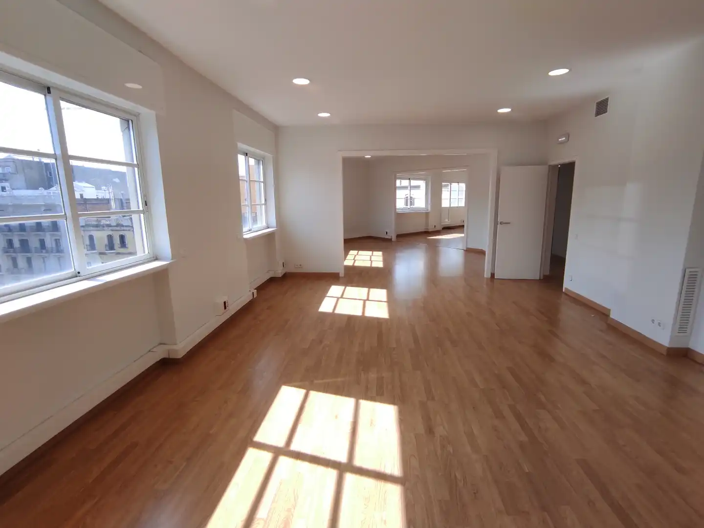 Büro zur Miete in Barcelona mit Klimaanlage, Heizung und Balkon