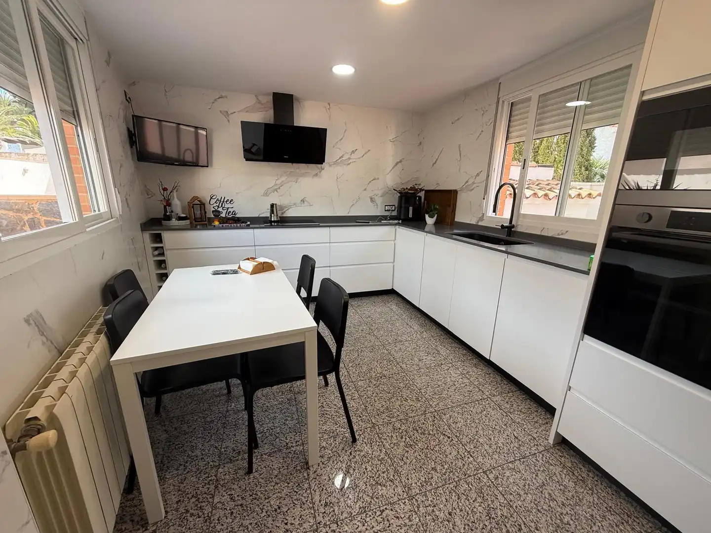 Küche von Einfamilien-Reihenhaus zum Verkauf in L'Alfàs del Pi mit Klimaanlage, Privatgarten und Terrasse