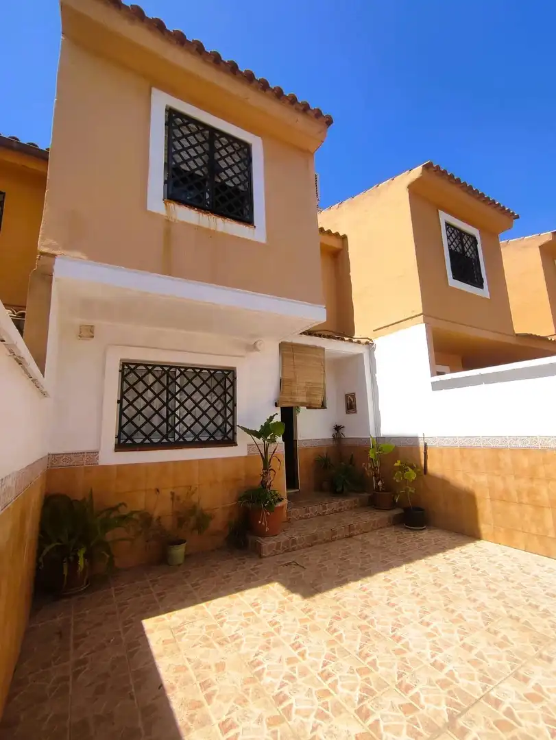 Vista exterior de Casa adosada en venta en Algeciras con Jardín privado y Piscina comunitaria