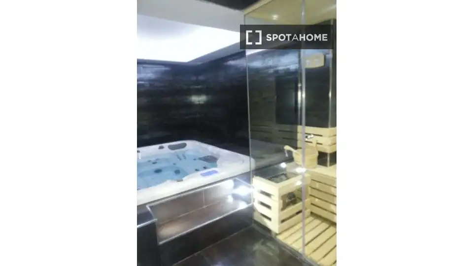 Bathroom of Flat for rent in Madrid  with Air Conditioner, Heating and Furnished
