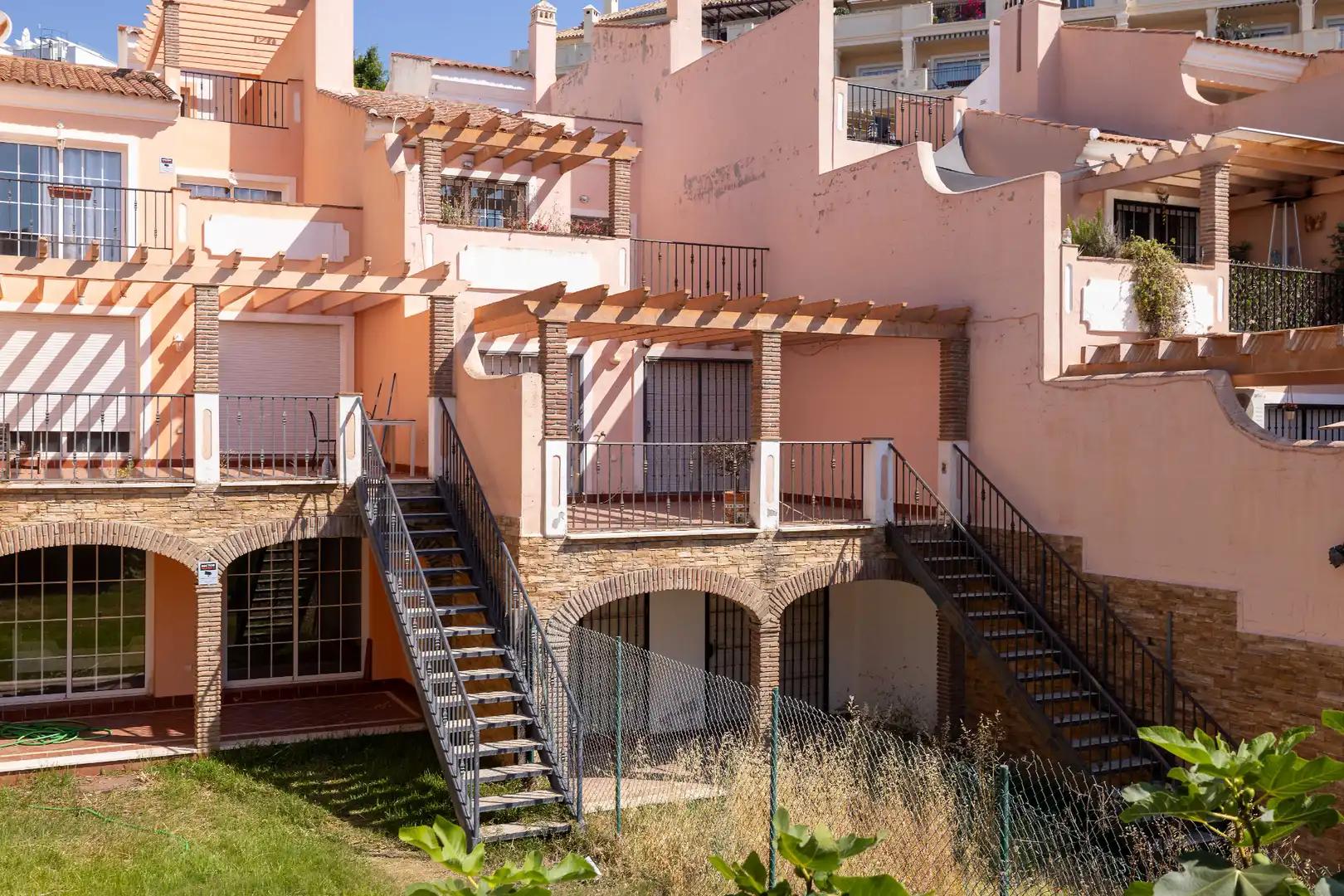 Vista exterior de Casa adosada en venda en Mijas amb Jardí privat, Terrassa i Traster