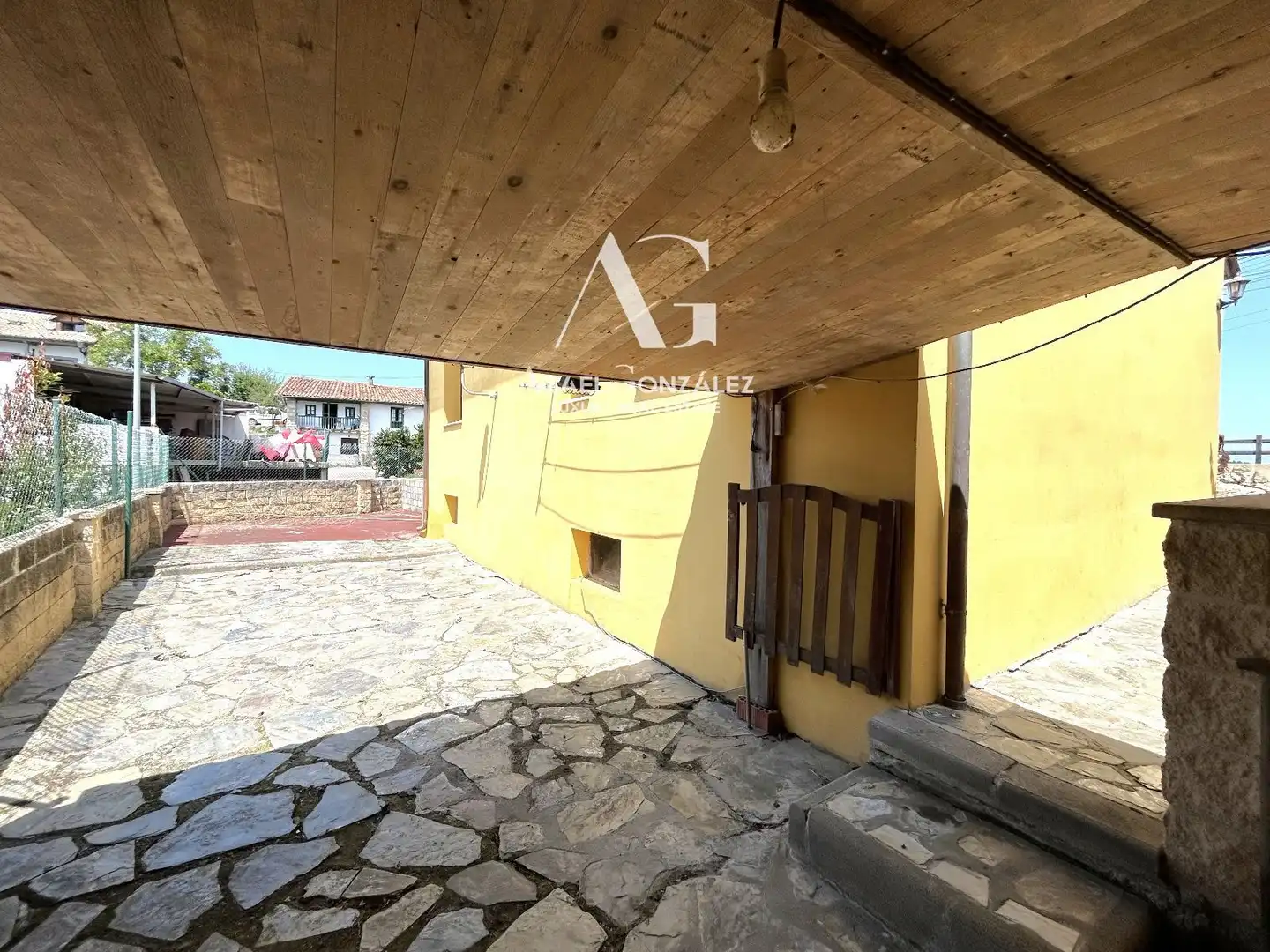 Vista exterior de Casa o xalet en venda en San Vicente de la Barquera amb Calefacció, Jardí privat i Terrassa