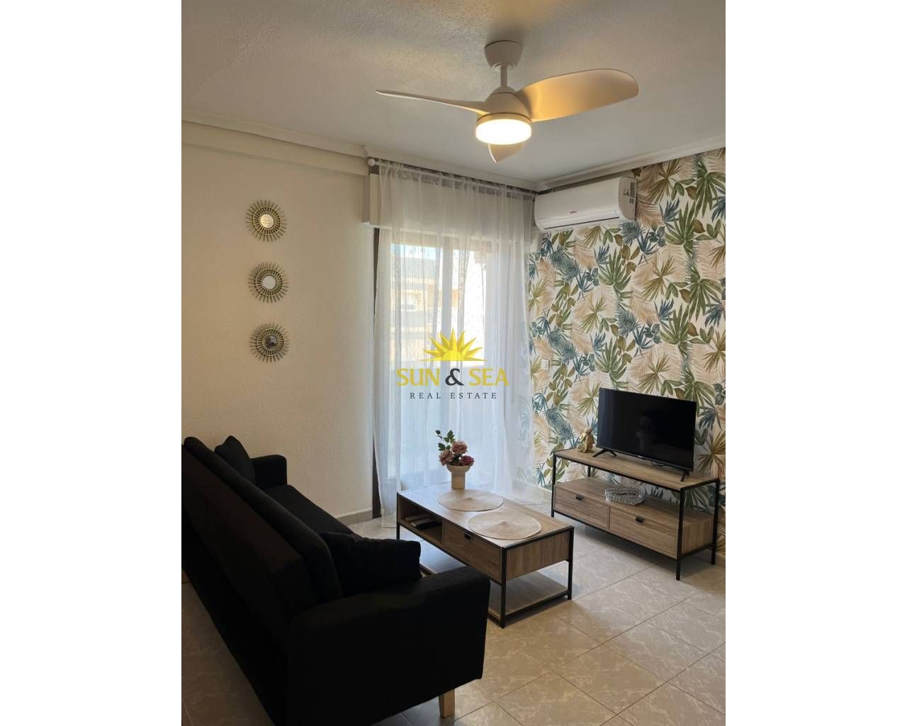 Sala d'estar de Apartament de lloguer en Torrevieja amb Aire condicionat, Calefacció i Forn