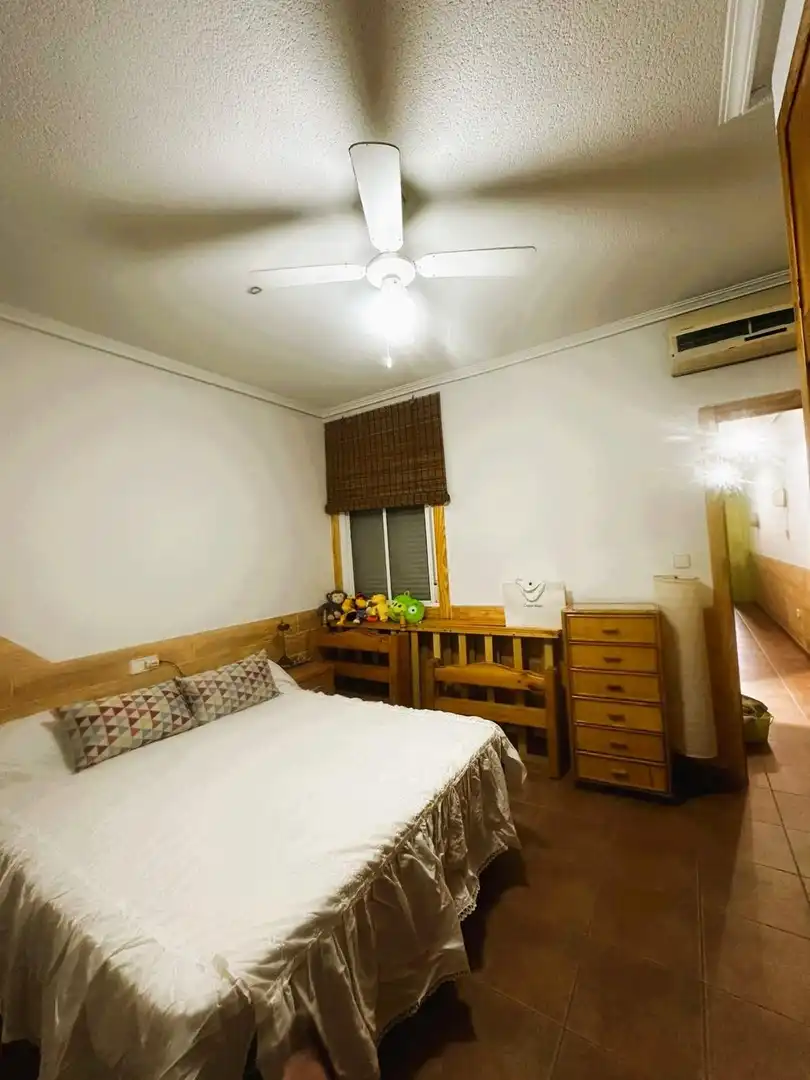 Habitación de Apartamento de alquiler en Pilar de la Horadada con Aire acondicionado, Jardín privado y Trastero
