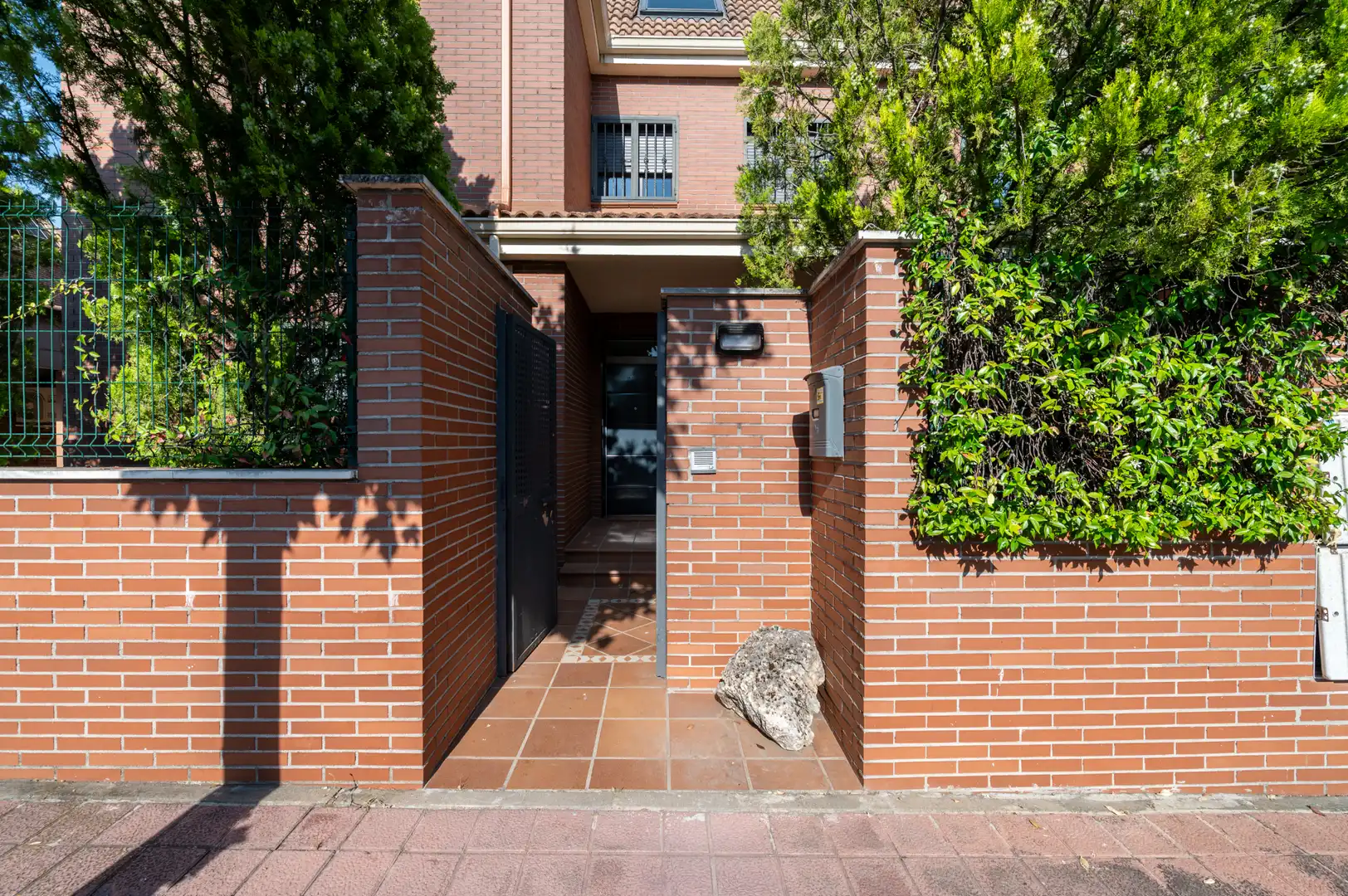 Vista exterior de Casa o xalet en venda en Las Rozas de Madrid amb Aire condicionat, Calefacció i Jardí privat