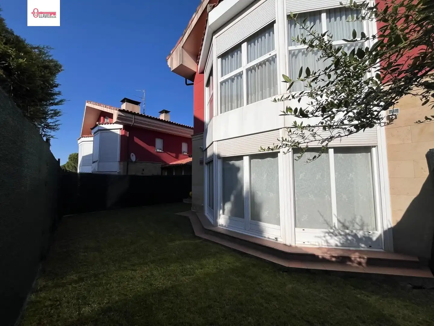 Vista exterior de Casa adosada en venta en Cardeñajimeno con Calefacción, Jardín privado y Parquet