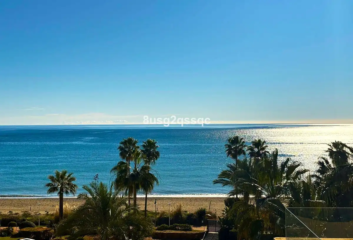 Vista exterior de Àtic en venda en Estepona amb Terrassa