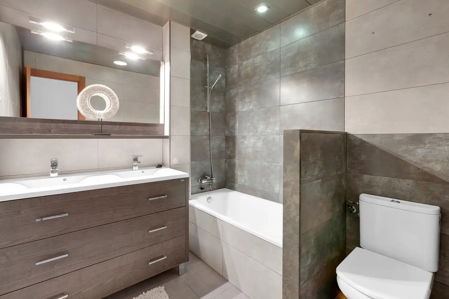 Baño de Casa adosada en venta en Barcelona con Aire acondicionado, Calefacción y Jardín privado