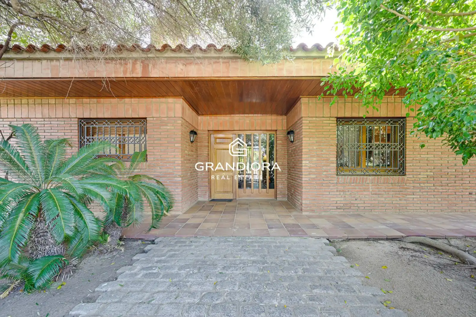 Vista exterior de Casa o xalet en venda en Cerdanyola del Vallès amb Aire condicionat i Piscina