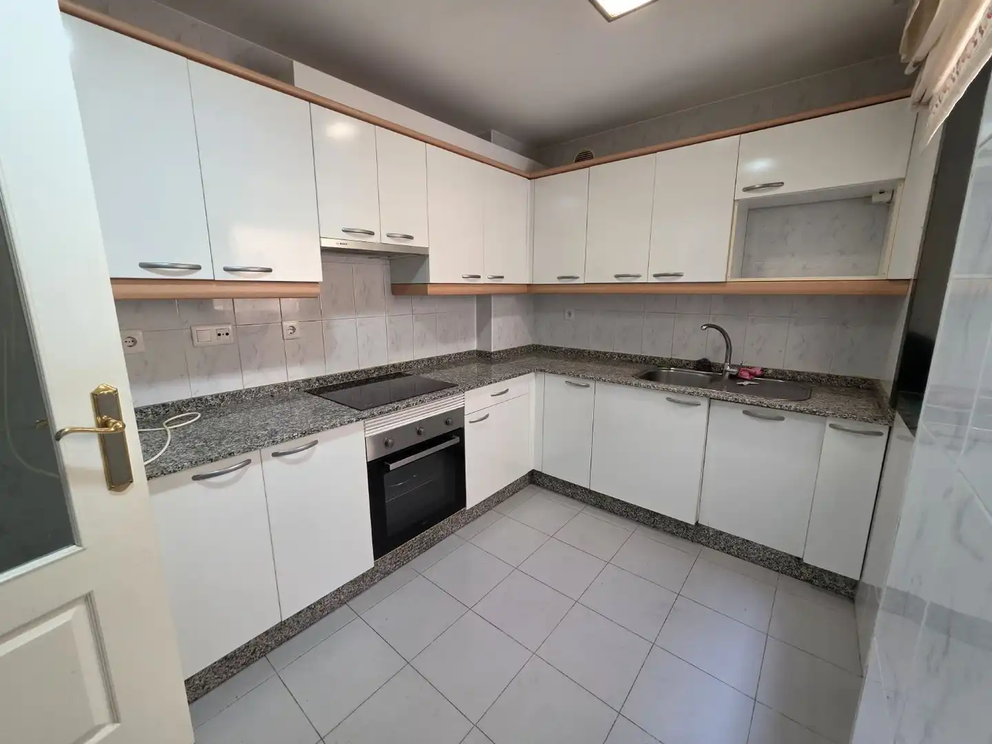 Cocina de Piso de alquiler en A Coruña Capital  con Calefacción