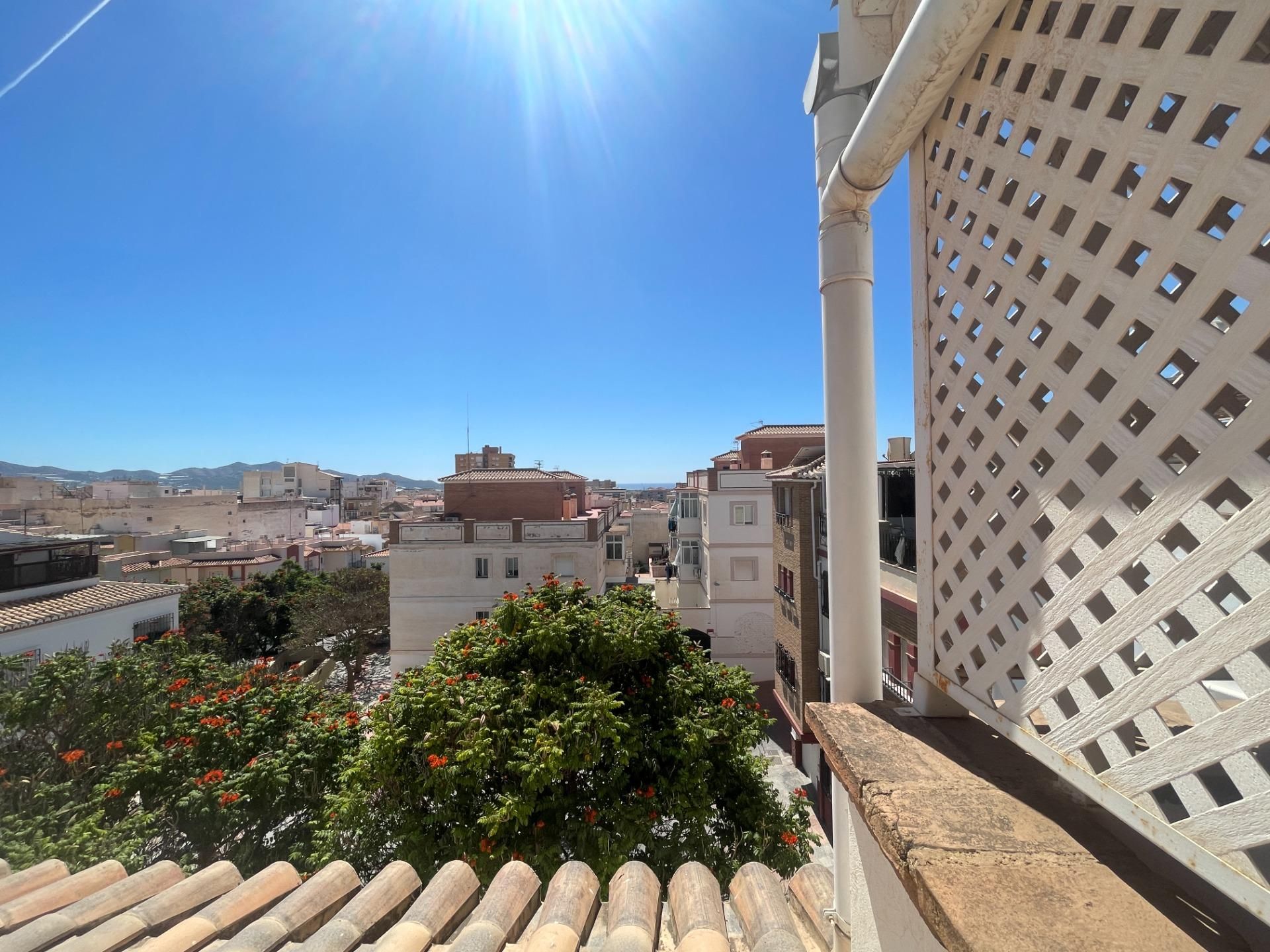 Vista exterior de Casa o xalet en venda en Motril amb Aire condicionat i Terrassa