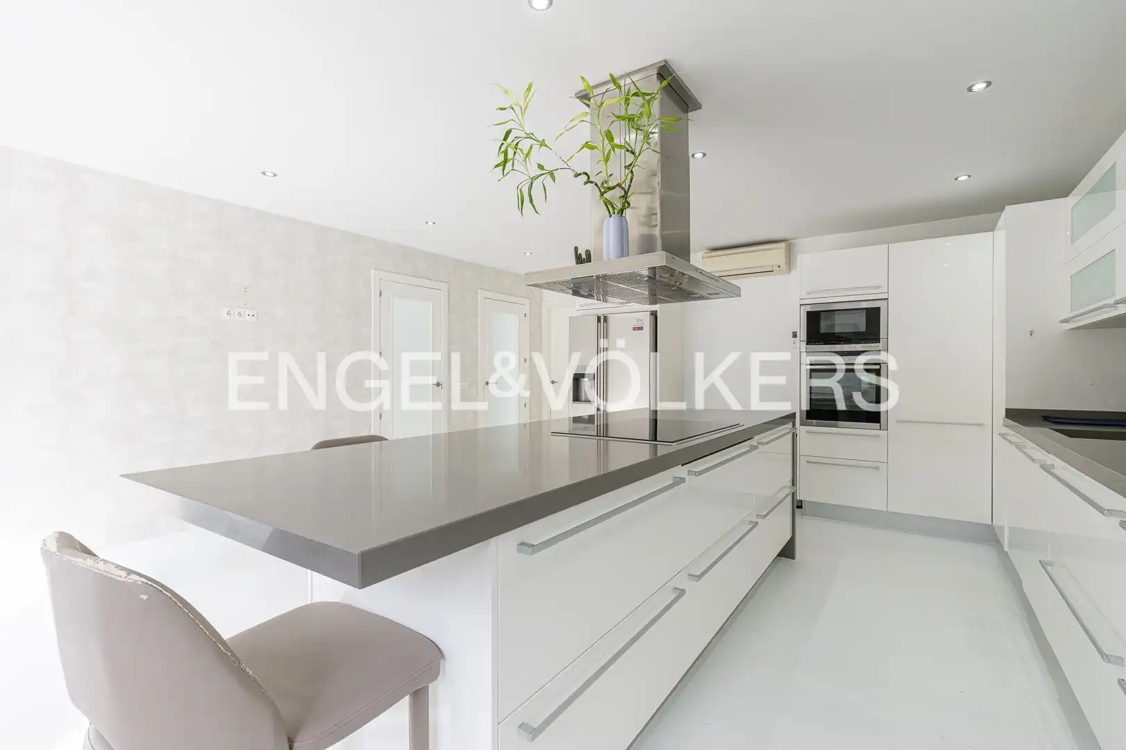 Cocina de Casa o chalet de alquiler en La Moraleja con Aire acondicionado, Calefacción y Jardín privado