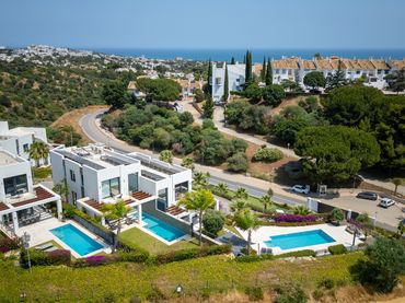 Casa aparellada amb piscina en venda a Elviria - Cabopino