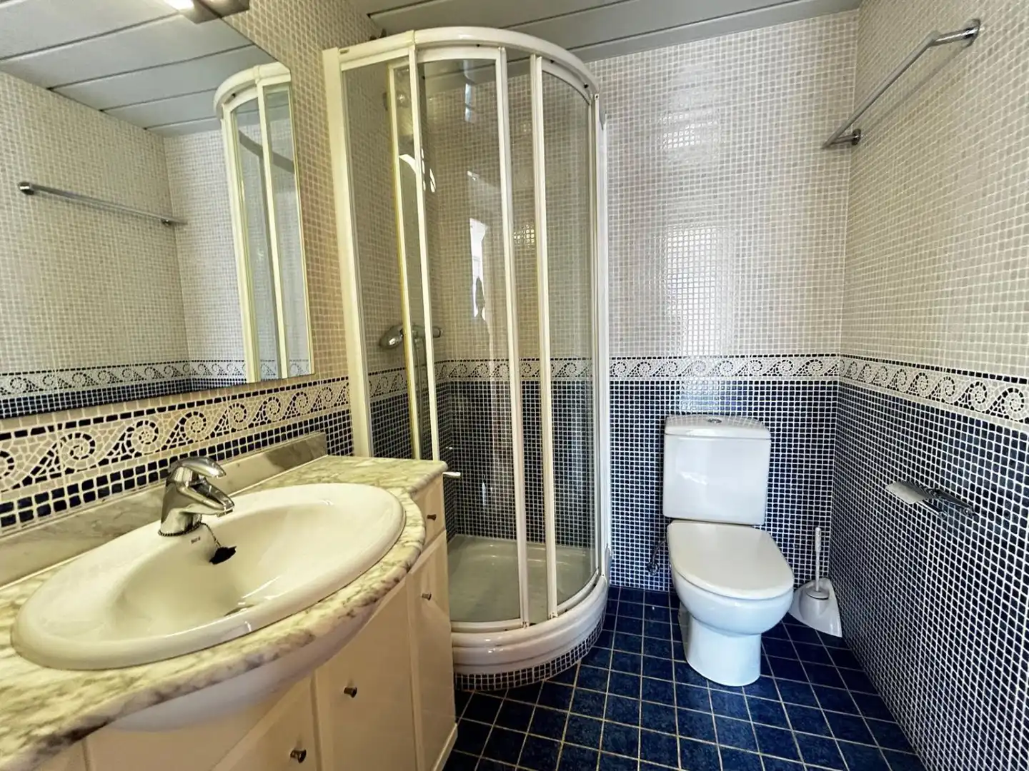 Badezimmer von Wohnung zum Verkauf in Sitges mit Klimaanlage, Heizung und Terrasse