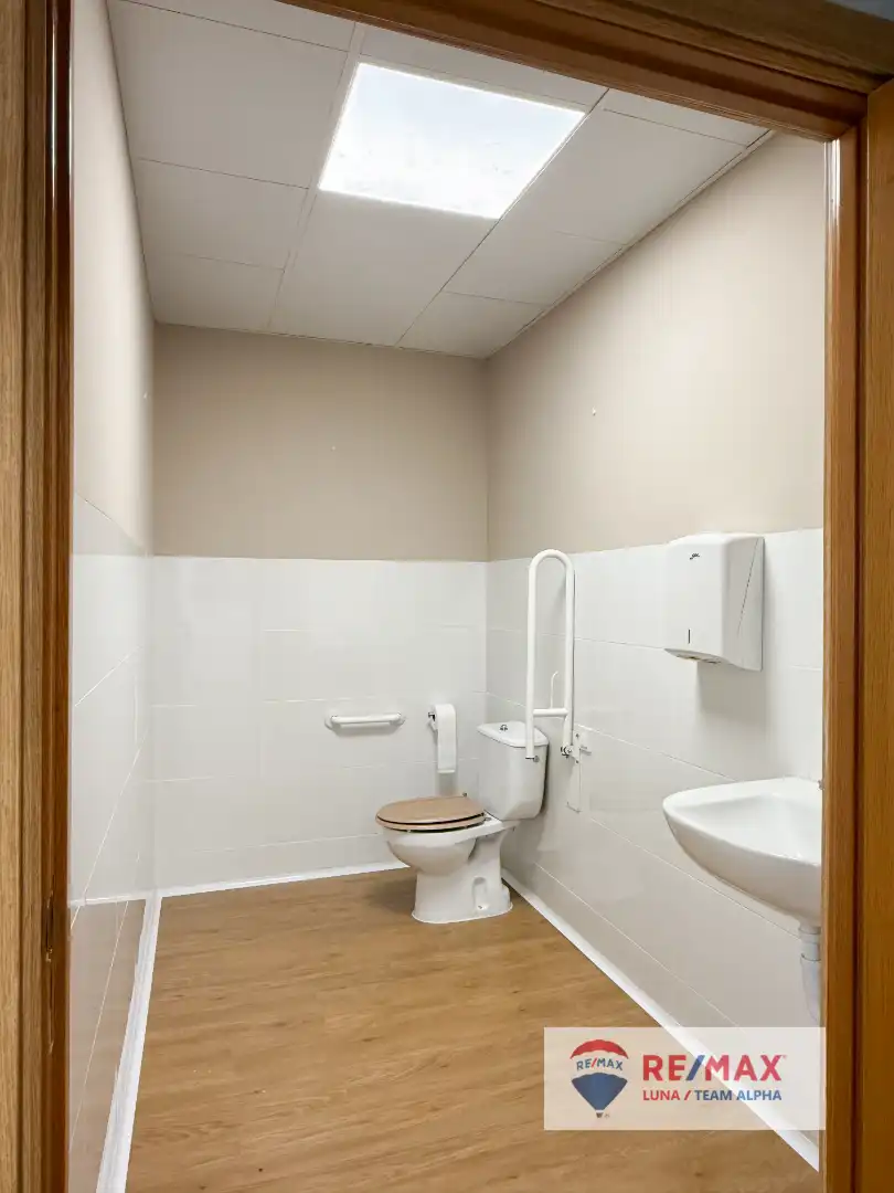 Baño de Local de alquiler en Madrid con Aire acondicionado, Calefacción y Parquet