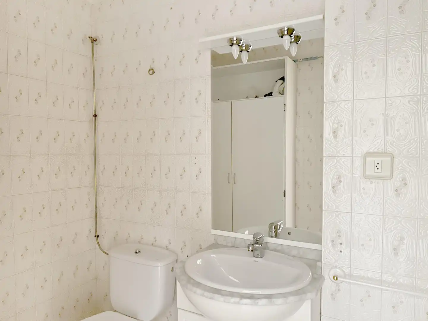 Baño de Piso de alquiler en Novelda con Aire acondicionado, Terraza y Alarma