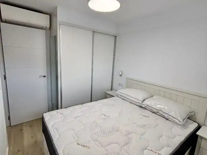 Schlafzimmer von Wohnung zur Miete in Benidorm mit Klimaanlage, Parkett und Schwimmbad