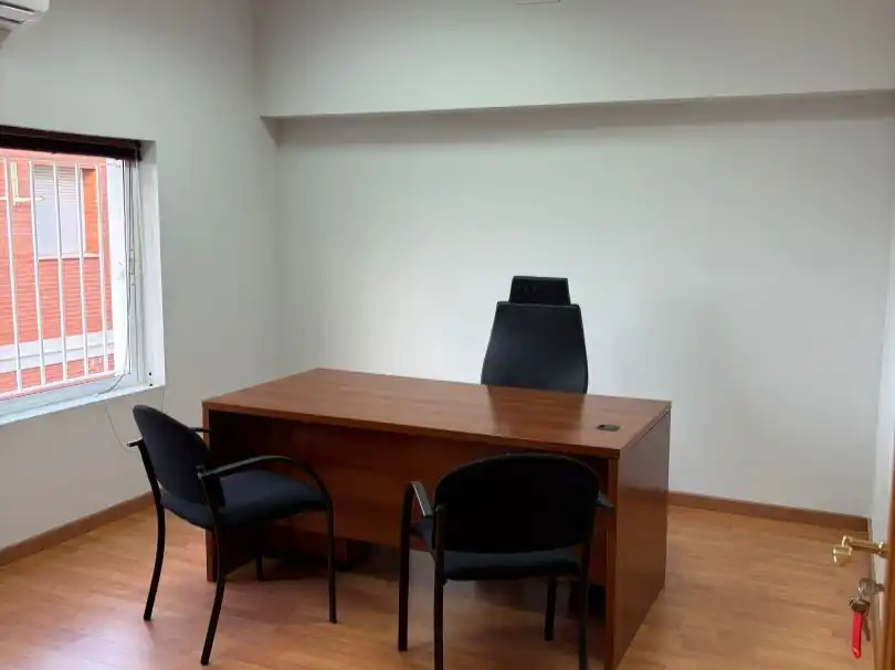Büro zur Miete in Almendralejo mit Klimaanlage, Heizung und Möbliert