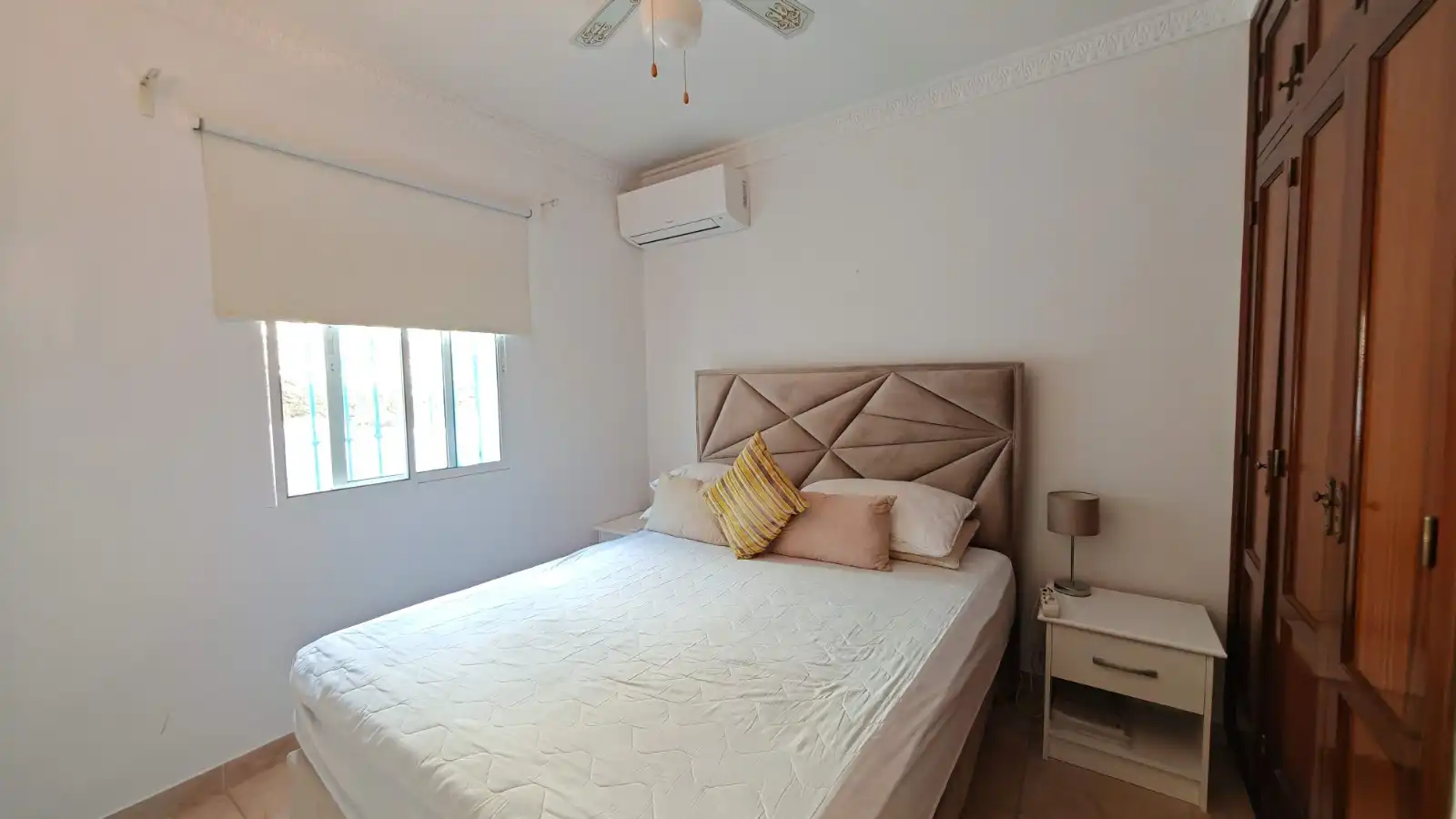 Dormitori de Casa o xalet en venda en Torrox amb Aire condicionat, Terrassa i Moblat
