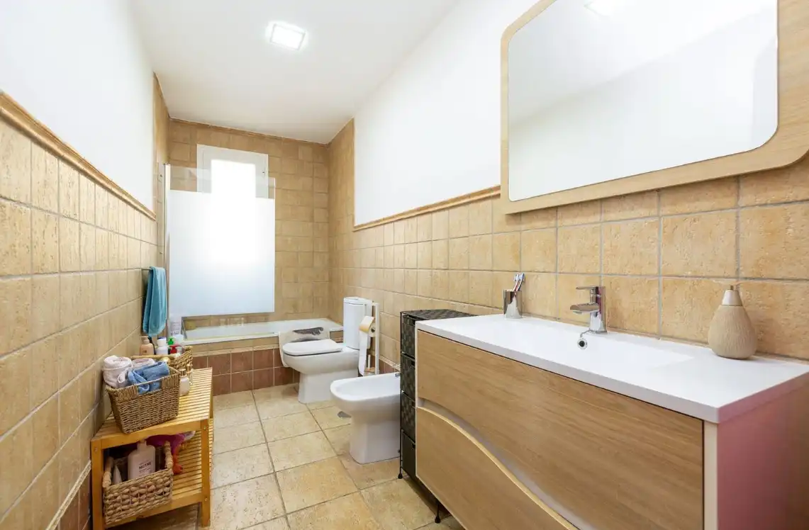 Baño de Casa o chalet en venta en La Zubia con Aire acondicionado, Calefacción y Jardín privado