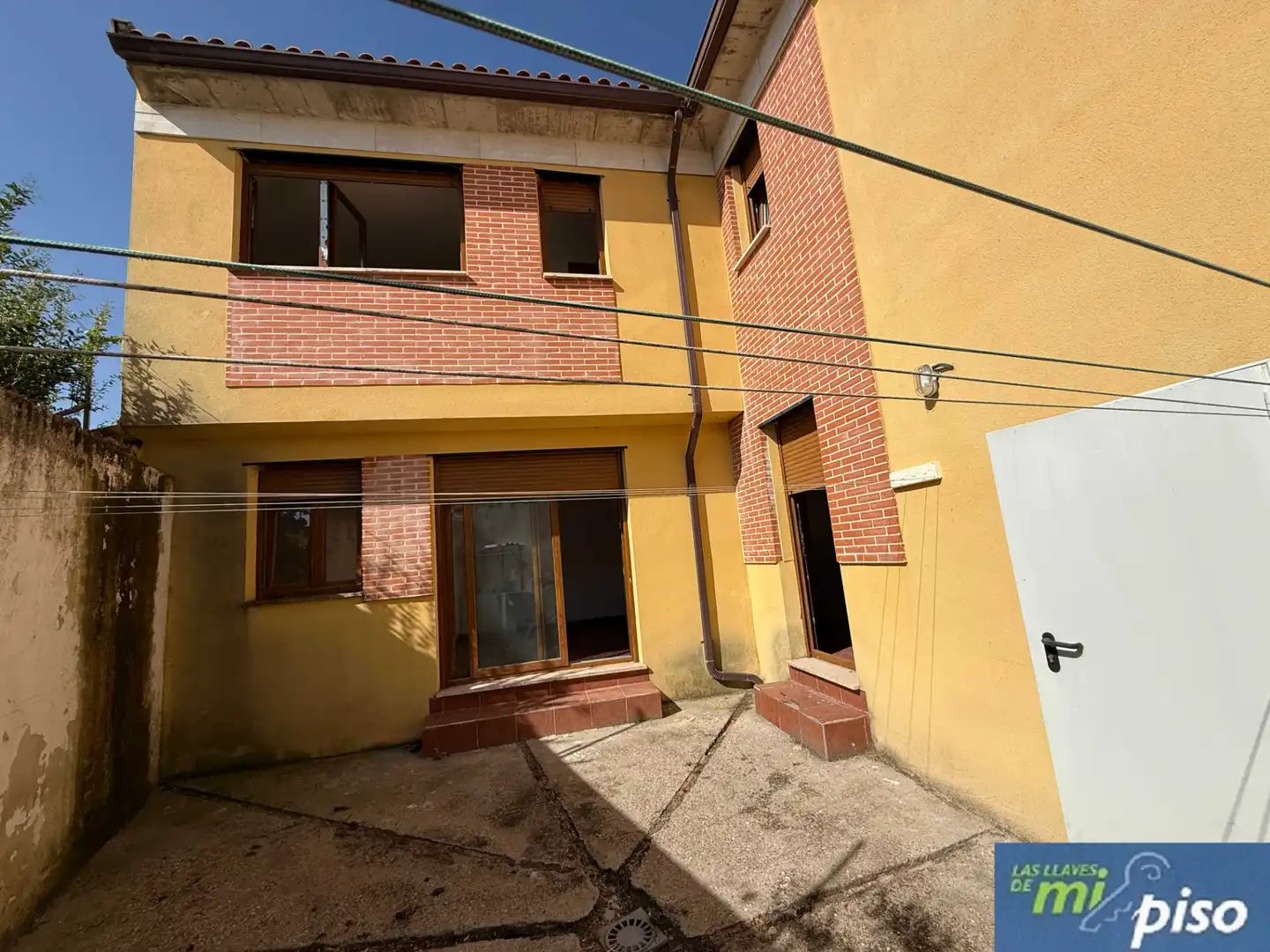 Vista exterior de Casa adosada en venda en Corcos amb Calefacció, Jardí privat i Parquet