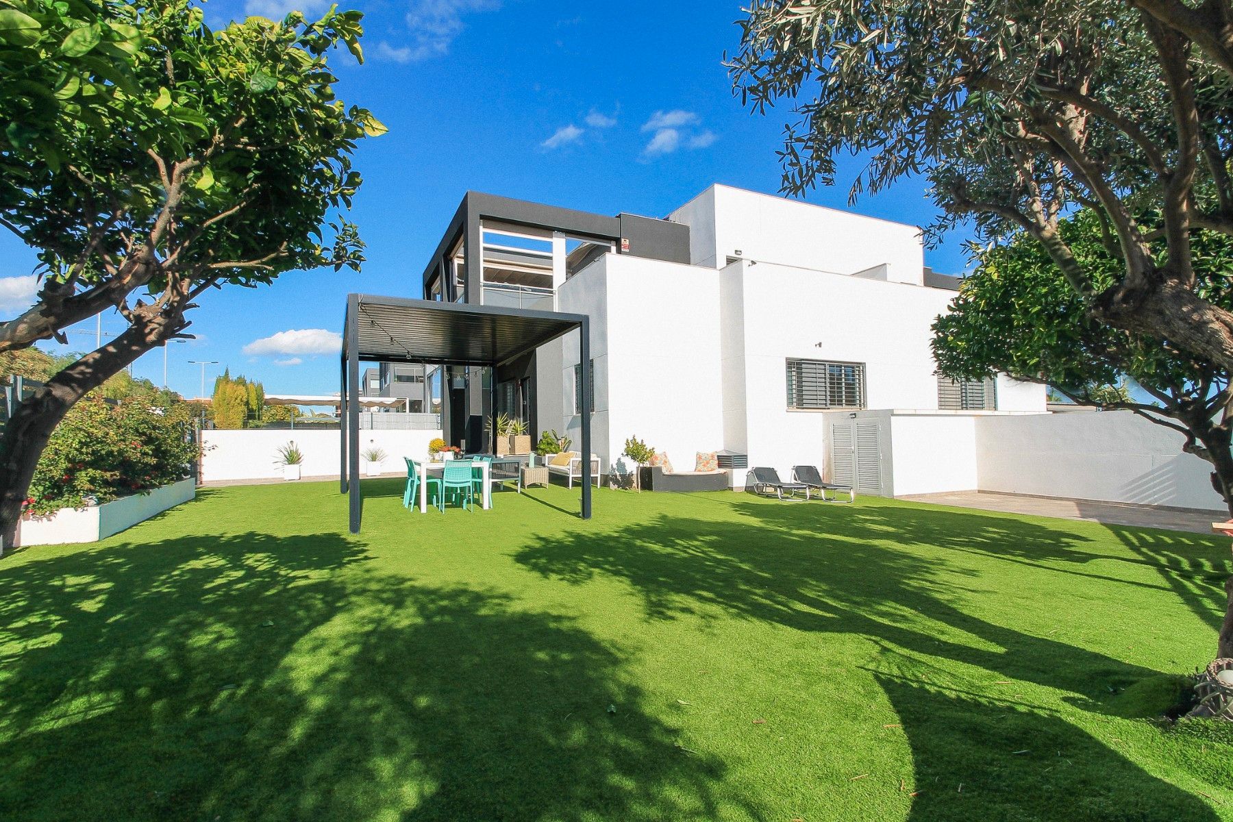 Exterior view of Single-family semi-detached for sale in Torrevieja  with Air Conditioner, Private garden and Terrace