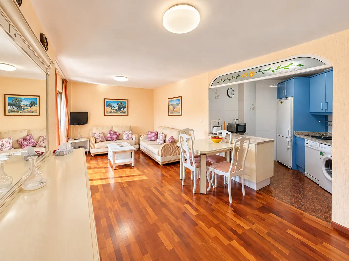 Sala d'estar de Apartament en venda en Torremolinos amb Aire condicionat, Terrassa i Moblat