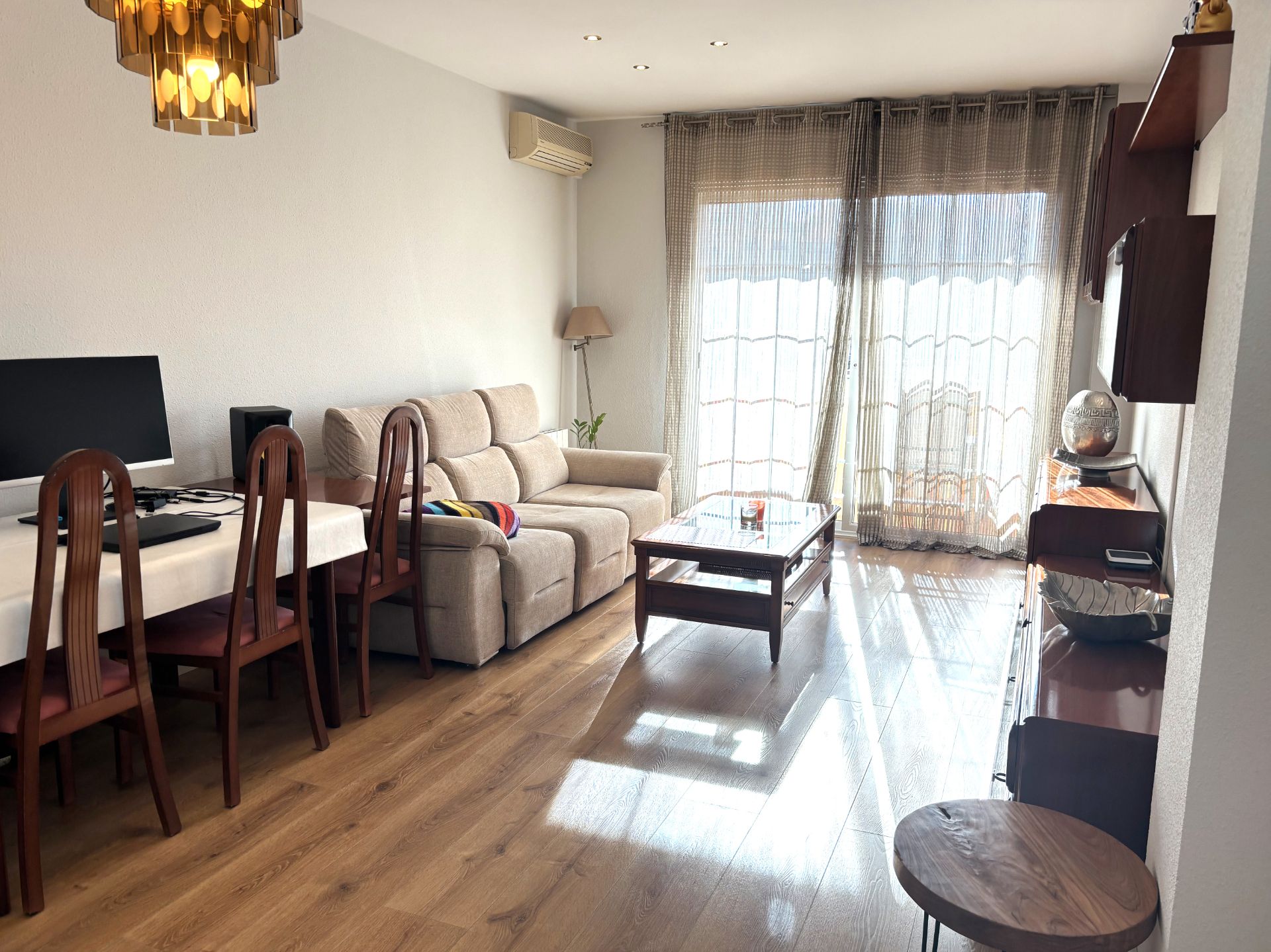 Living room of Flat for sale in L'Hospitalet de Llobregat  with Air Conditioner, Heating and Parquet flooring