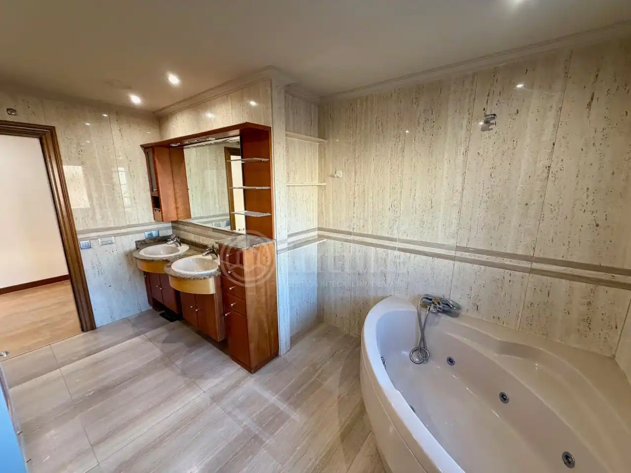 Baño de Ático de alquiler en Salamanca con Aire acondicionado, Calefacción y Parquet