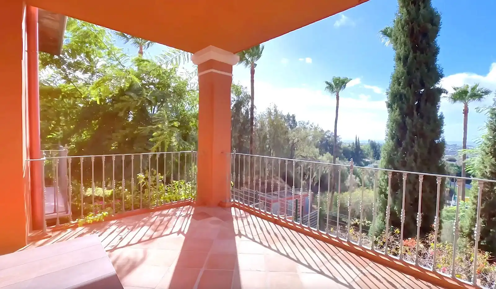 Vista exterior de Apartamento en venta en Benahavís con Terraza, Amueblado y Piscina comunitaria