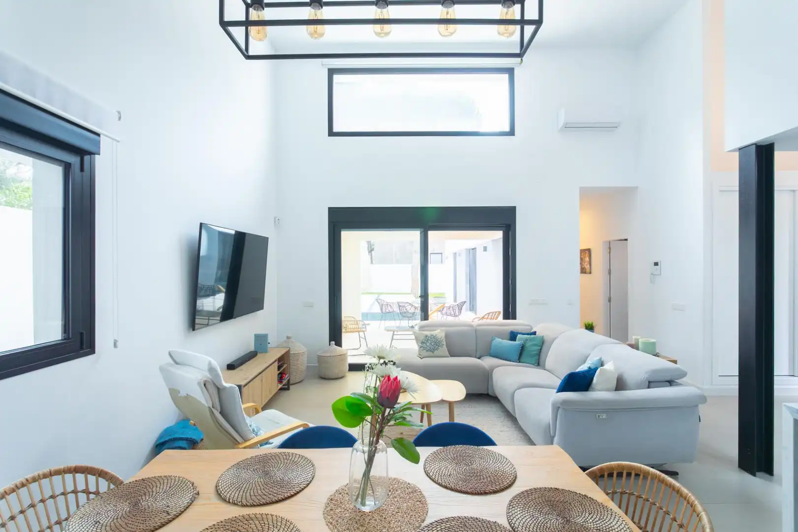Sala d'estar de Casa o xalet en venda en Chiclana de la Frontera amb Jardí privat, Terrassa i Piscina