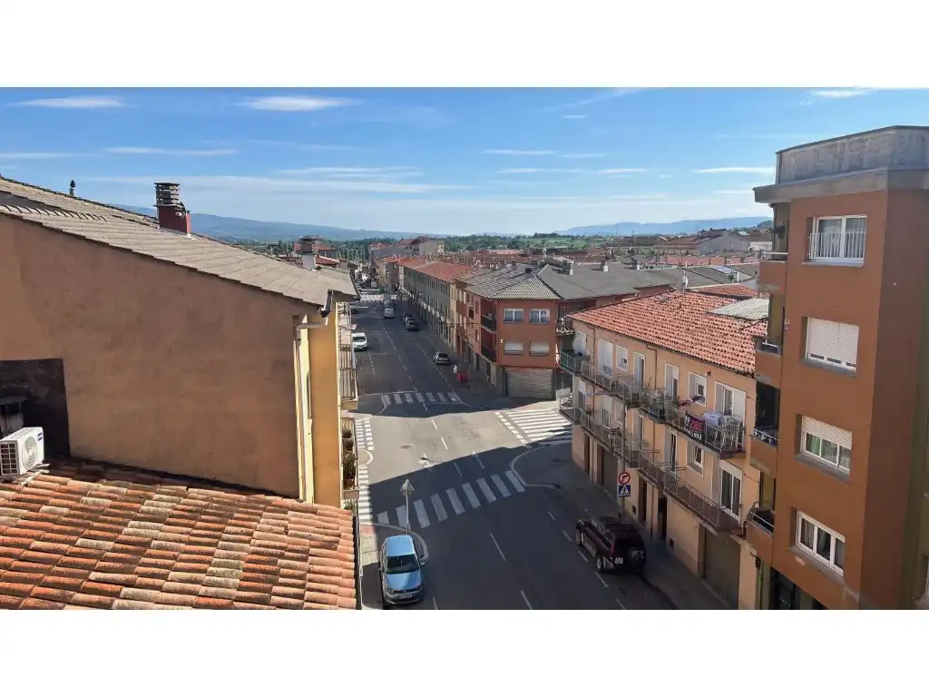 Vista exterior de Dúplex en venta en Manlleu con Horno y Balcón