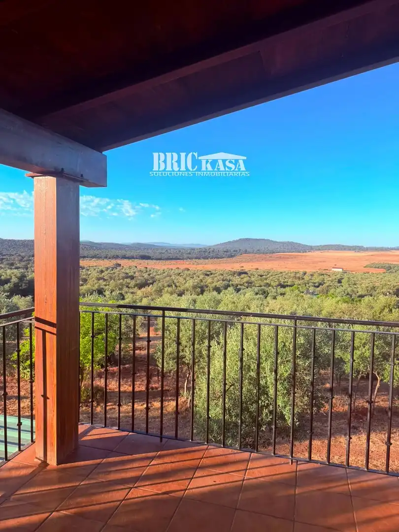 Vista exterior de Casa o chalet en venta en Cáceres con Trastero, Piscina y Amueblado