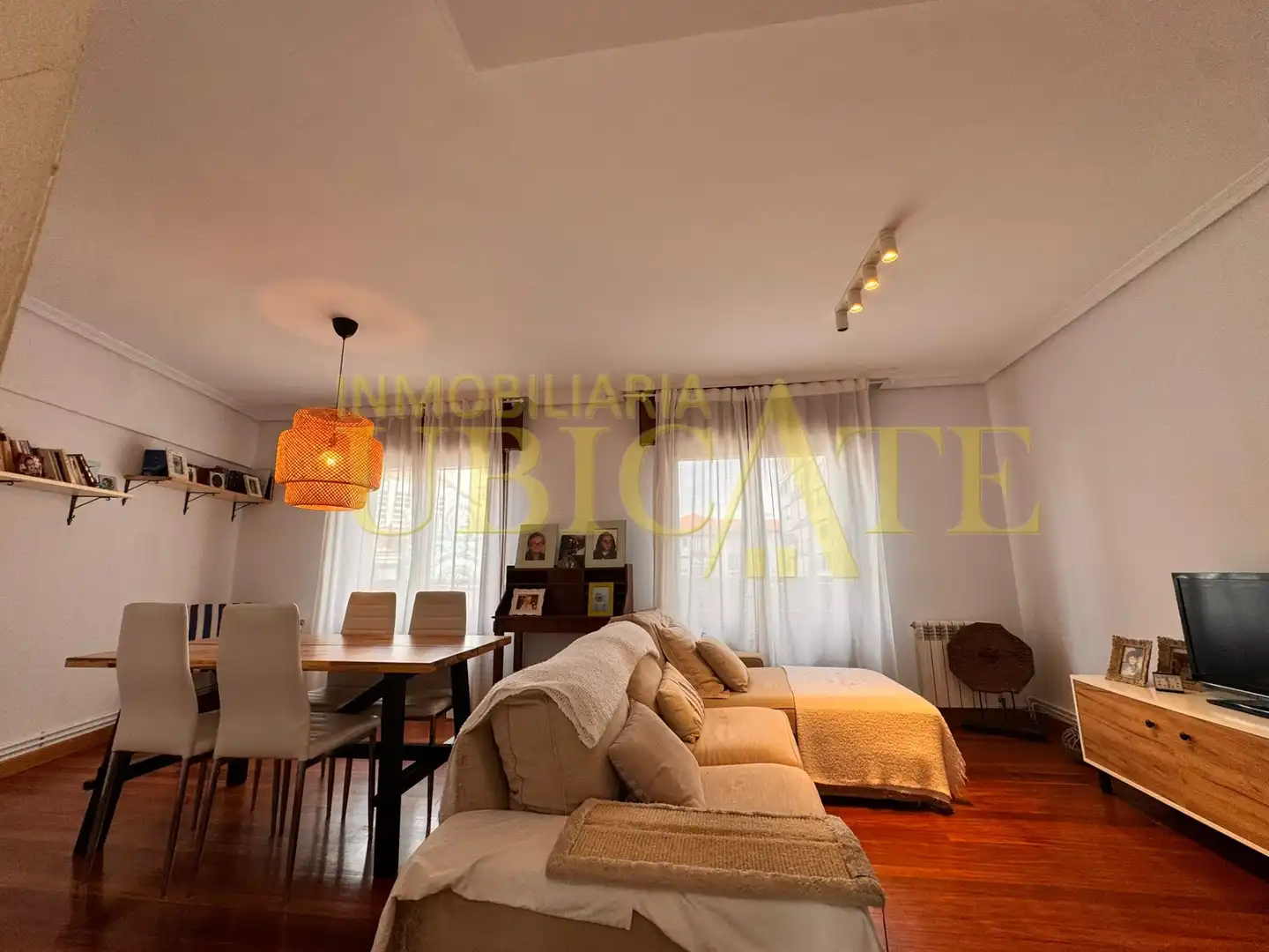 Sala de estar de Piso en venta en Castro-Urdiales con Calefacción, Terraza y Amueblado
