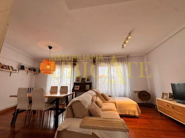 Flat with balcony for sale in Plaza Mercado