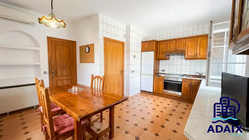 Cuina de Casa o xalet en venda en Bargas amb Calefacció, Terrassa i Moblat