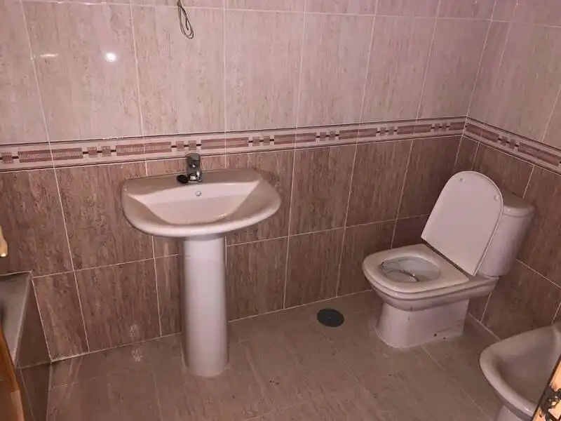 Baño de Casa adosada en venta en Villamayor de Calatrava con Calefacción, Jardín privado y Terraza