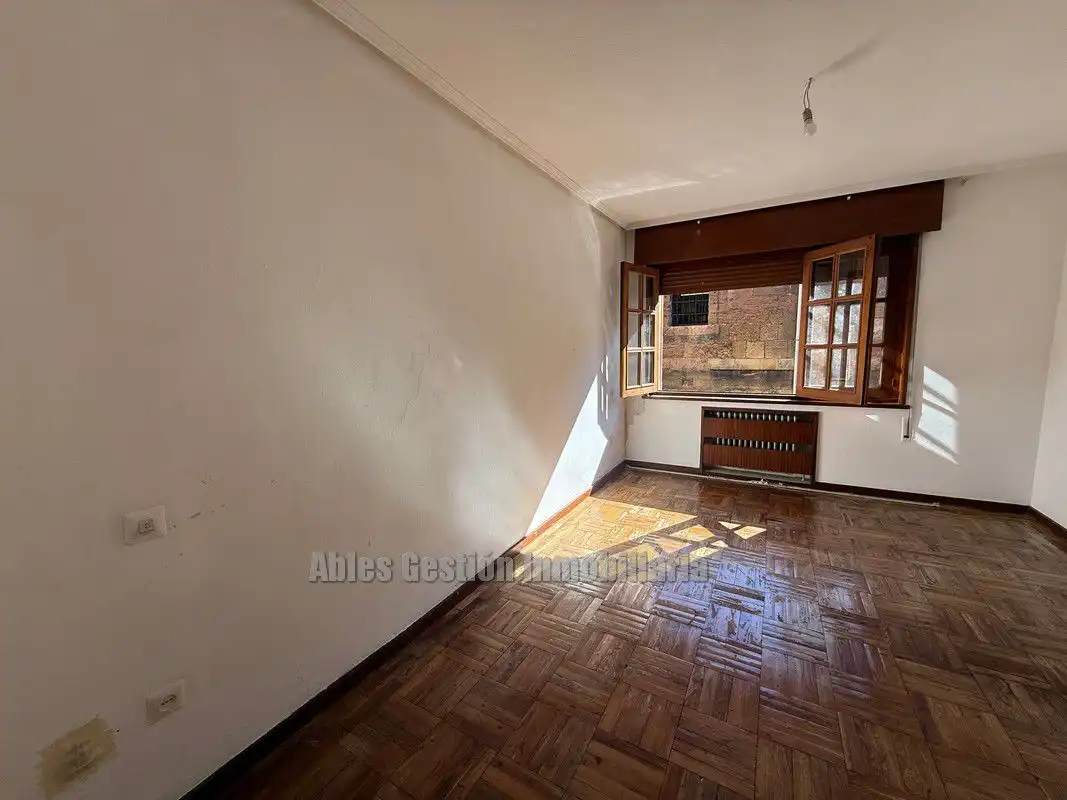 Schlafzimmer von Wohnung zur Miete in Oviedo  mit Heizung, Parkett und Abstellraum