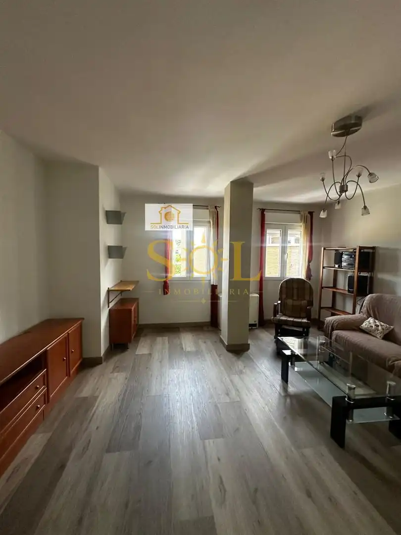 Sala d'estar de Apartament en venda en León Capital  amb Calefacció, Parquet i Moblat