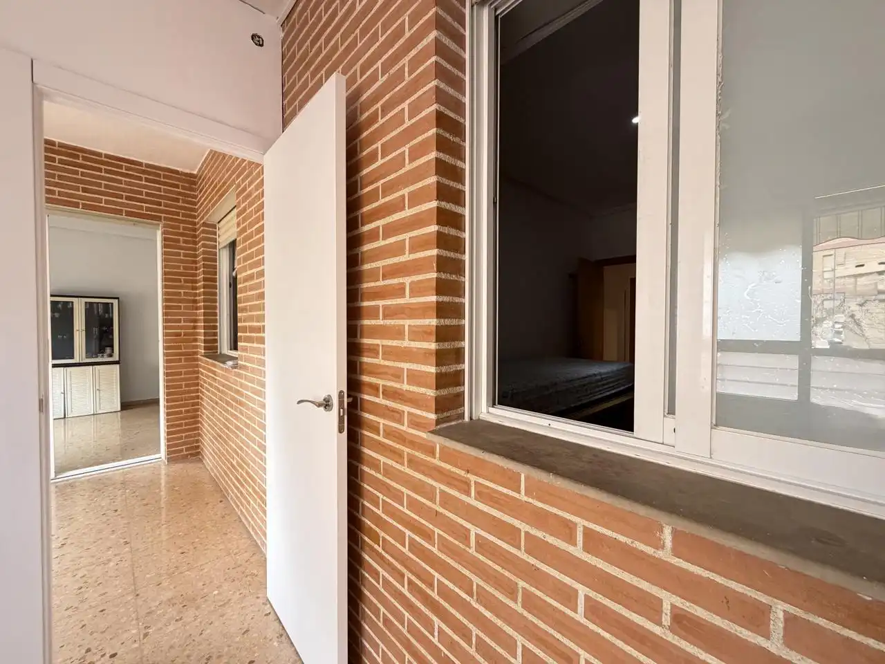 Außenansicht von Wohnung zum Verkauf in Alicante / Alacant mit Klimaanlage, Privatgarten und Terrasse