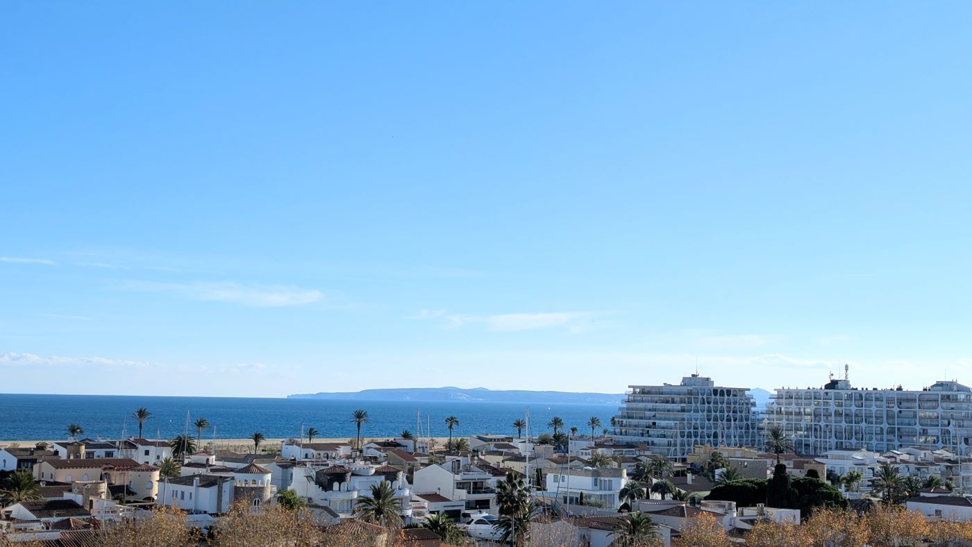 Vista exterior de Àtic en venda en Empuriabrava amb Aire condicionat, Calefacció i Traster