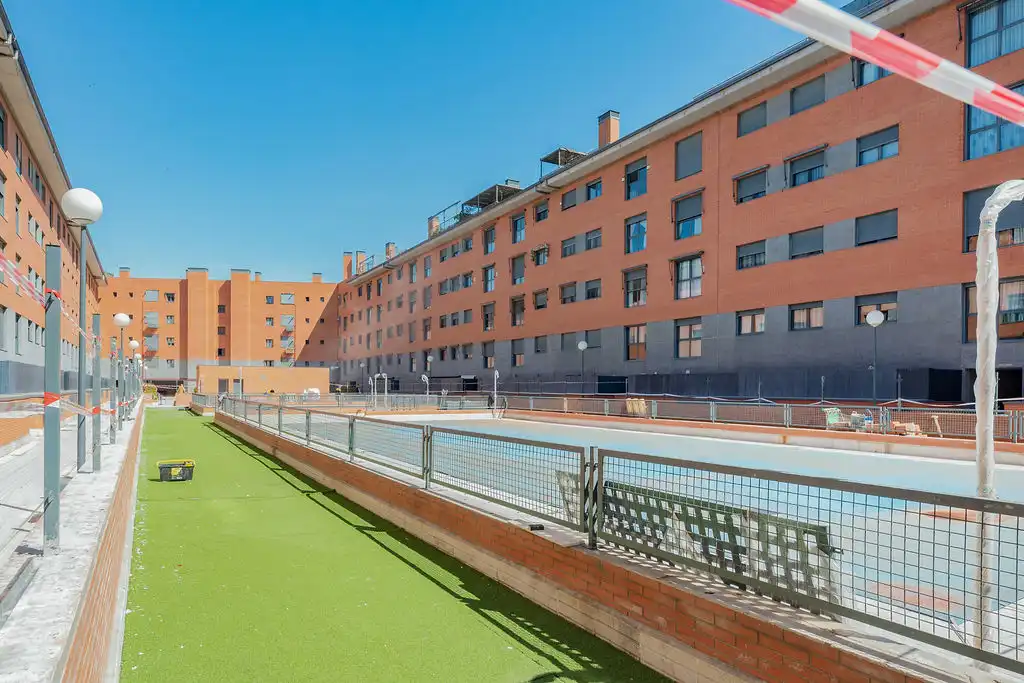Vista exterior de Piso en venta en Pinto con Trastero y Piscina