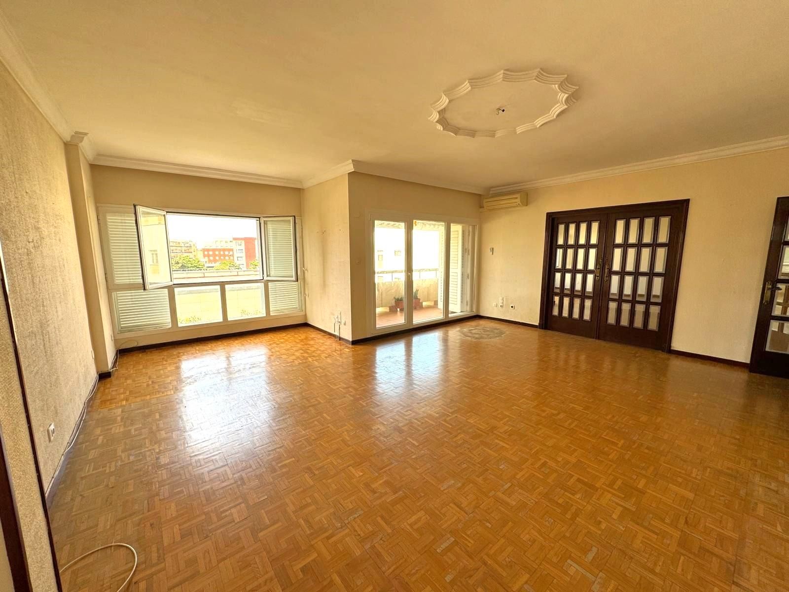 Living room of Flat for sale in  Cádiz Capital  with Parquet flooring and Terrace