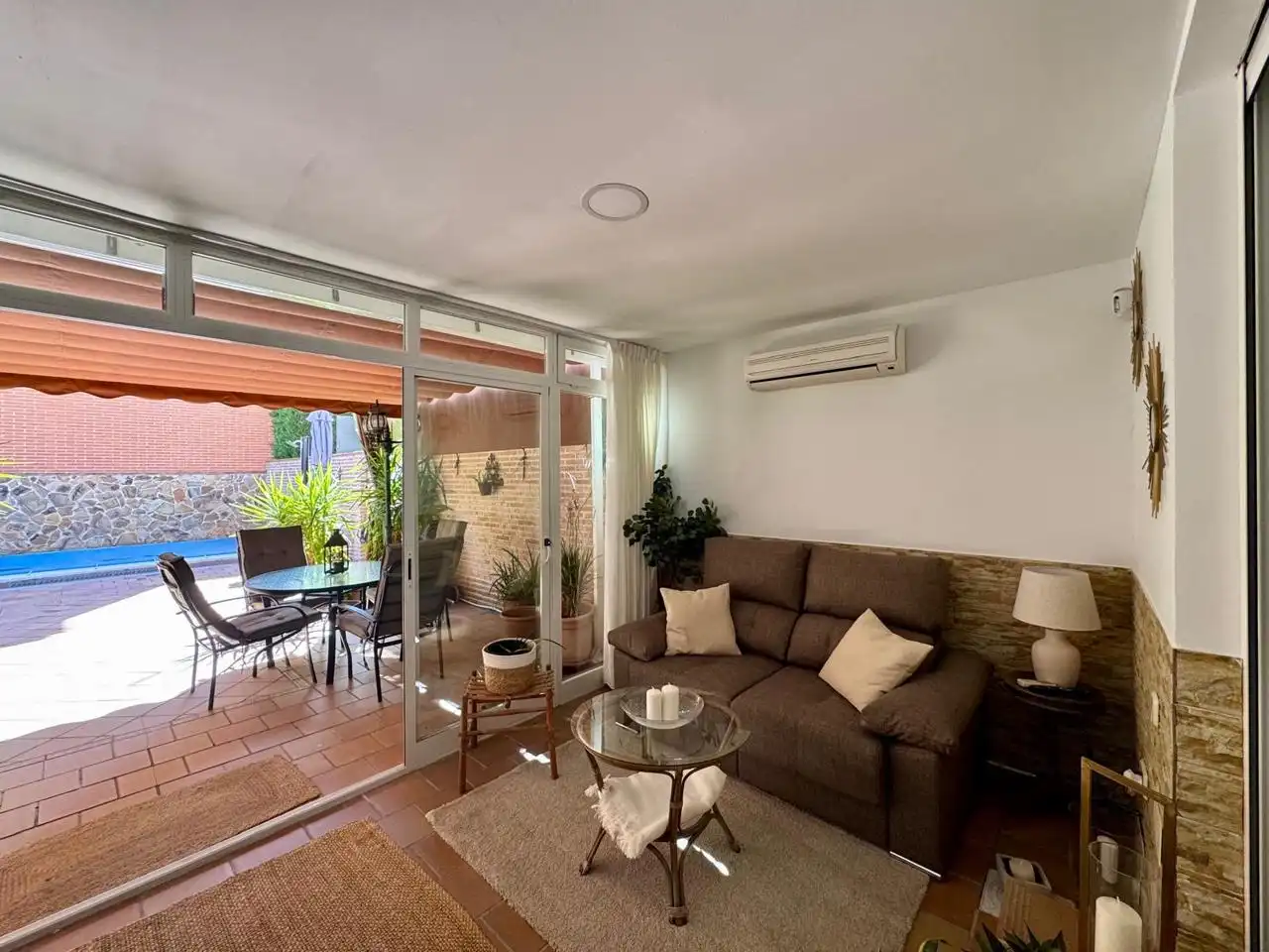 Sala d'estar de Casa adosada en venda en Parla amb Aire condicionat, Calefacció i Terrassa