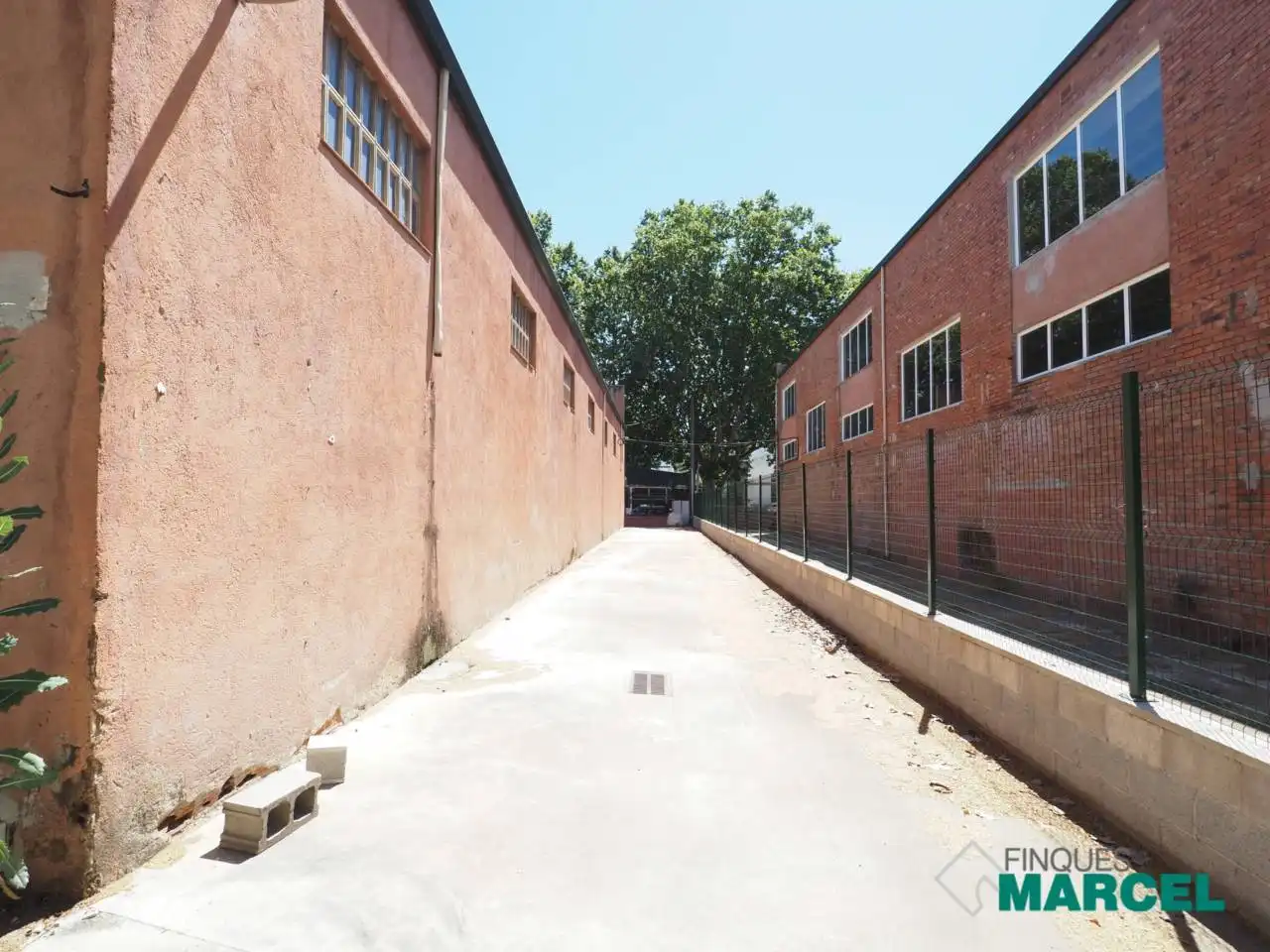Parkplatz von Fabrikhallen zur Miete in La Roca del Vallès