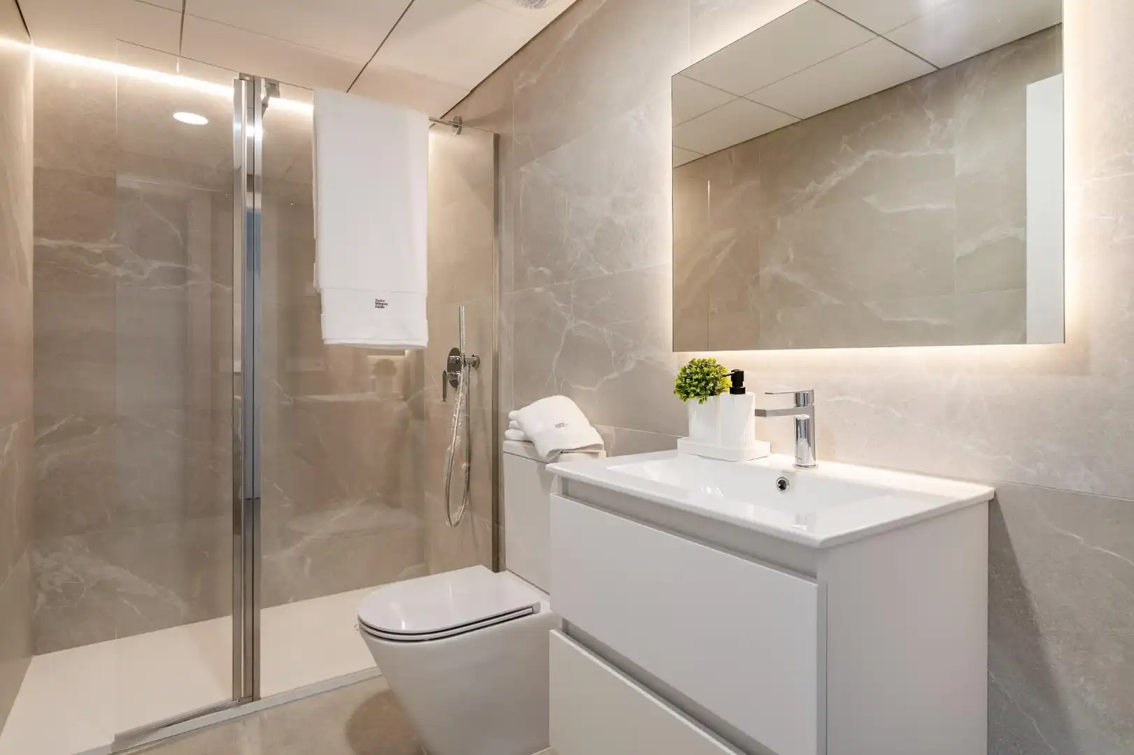 Badezimmer von Erdgeschoss zum Verkauf in Santa Pola mit Klimaanlage, Heizung und Privatgarten