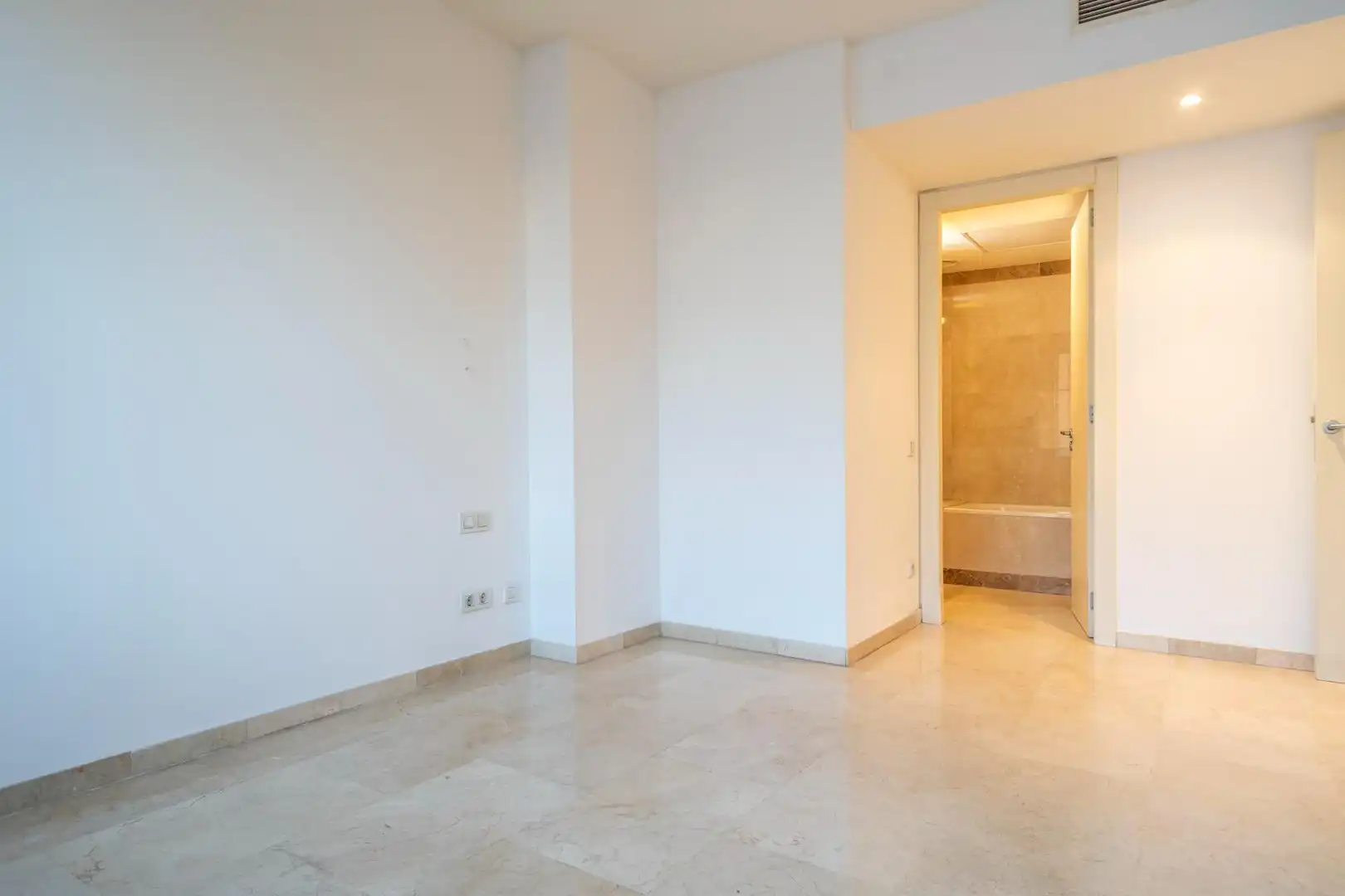Wohnung zum Verkauf in Barcelona mit Klimaanlage, Heizung und Terrasse
