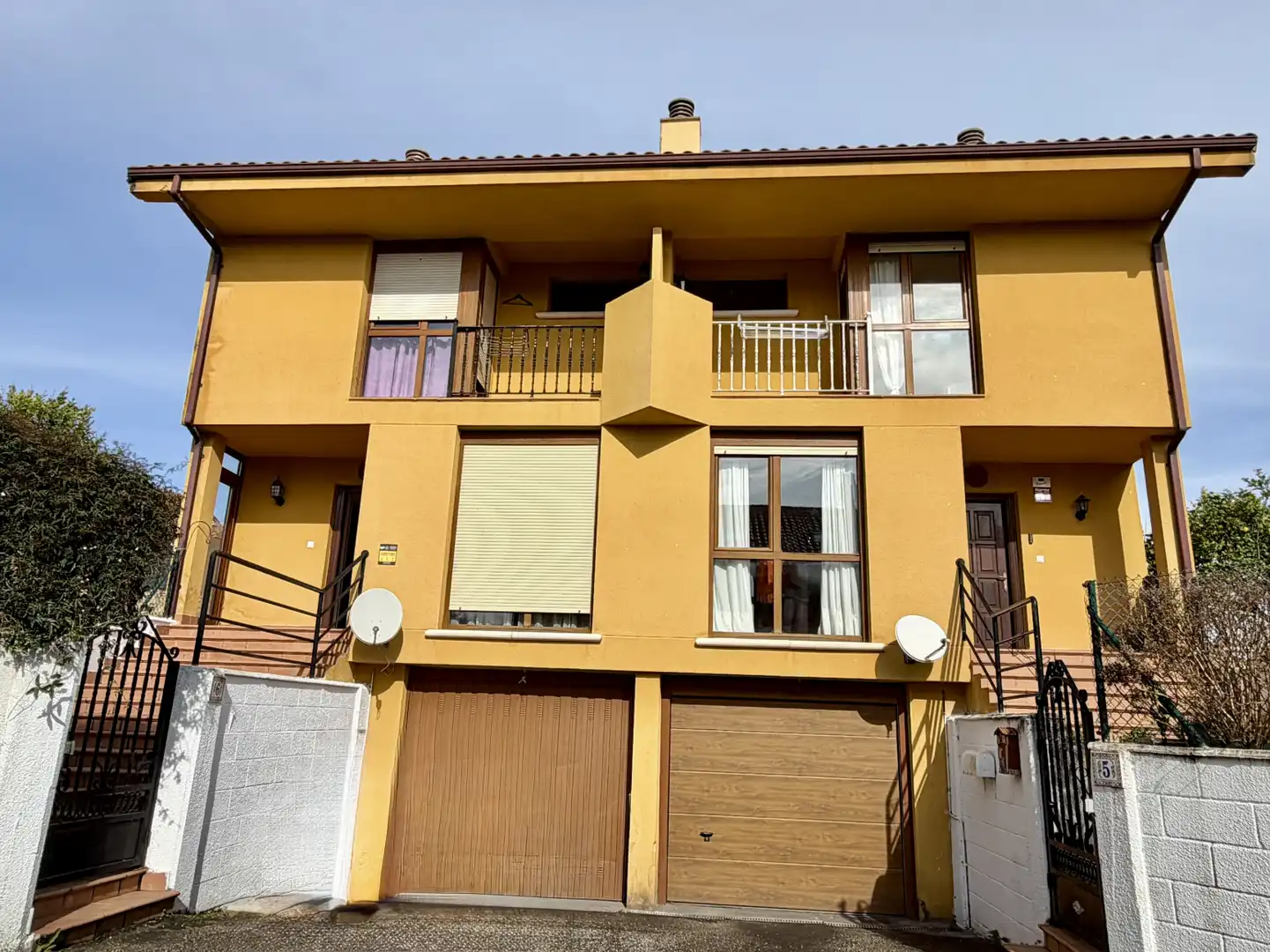 Vista exterior de Casa adosada en venta en Penagos con Calefacción, Jardín privado y Terraza