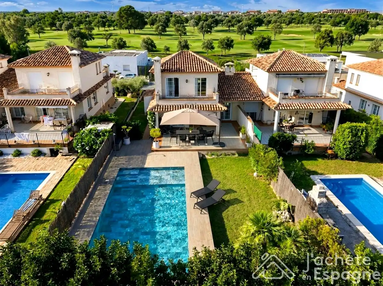 Casa bifamiliare con piscina in vendita a Calle Barcelona